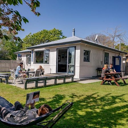Mountain View Backpackers Hostel Wanaka Bagian luar foto