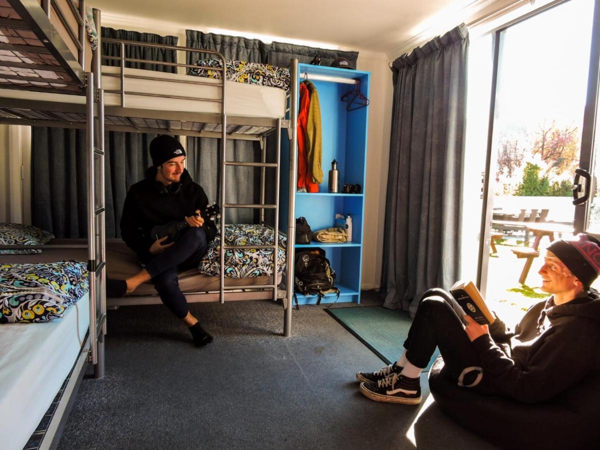 Mountain View Backpackers Hostel Wanaka Bagian luar foto