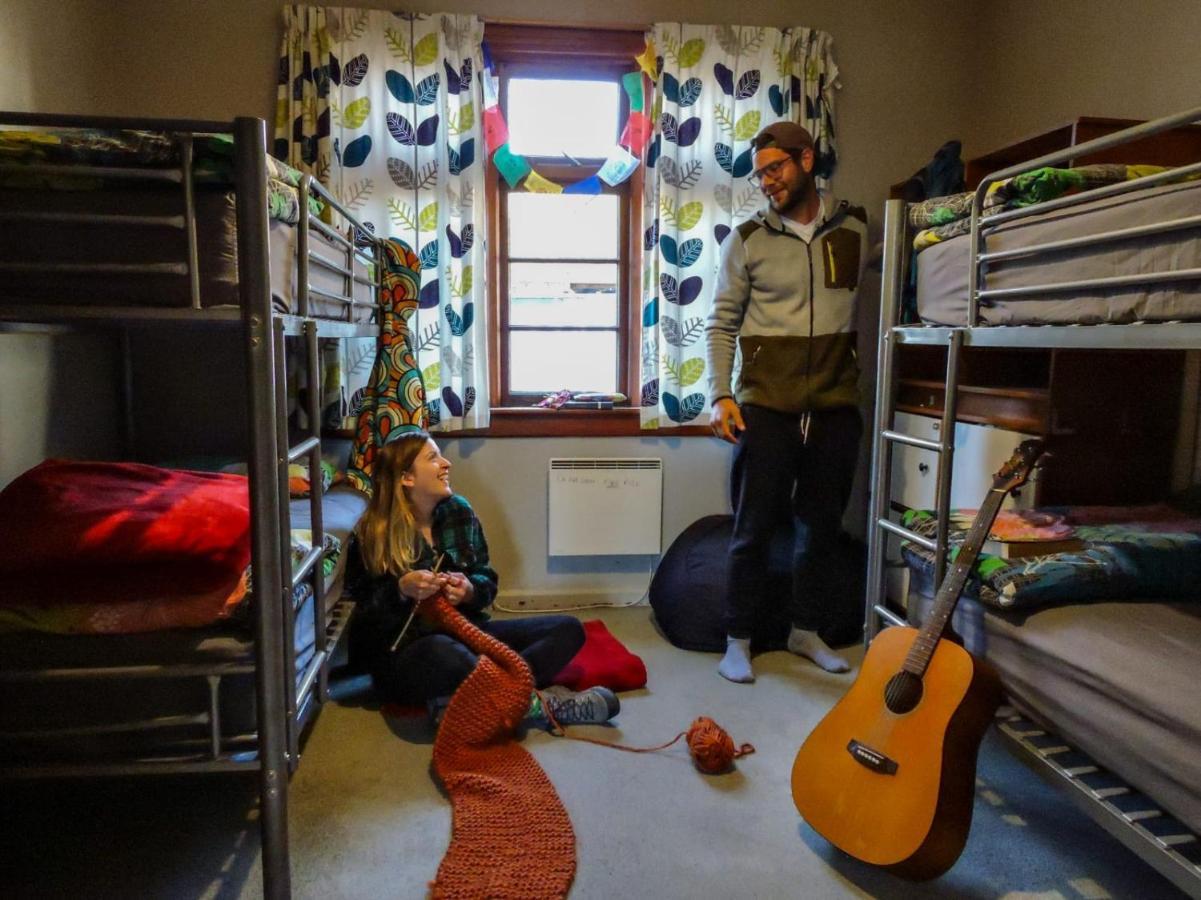 Mountain View Backpackers Hostel Wanaka Bagian luar foto