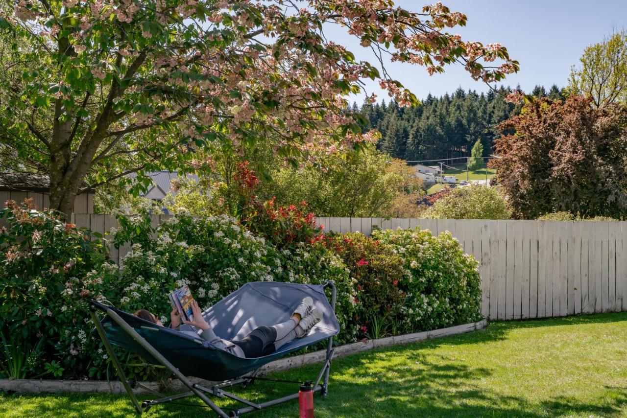 Mountain View Backpackers Hostel Wanaka Bagian luar foto