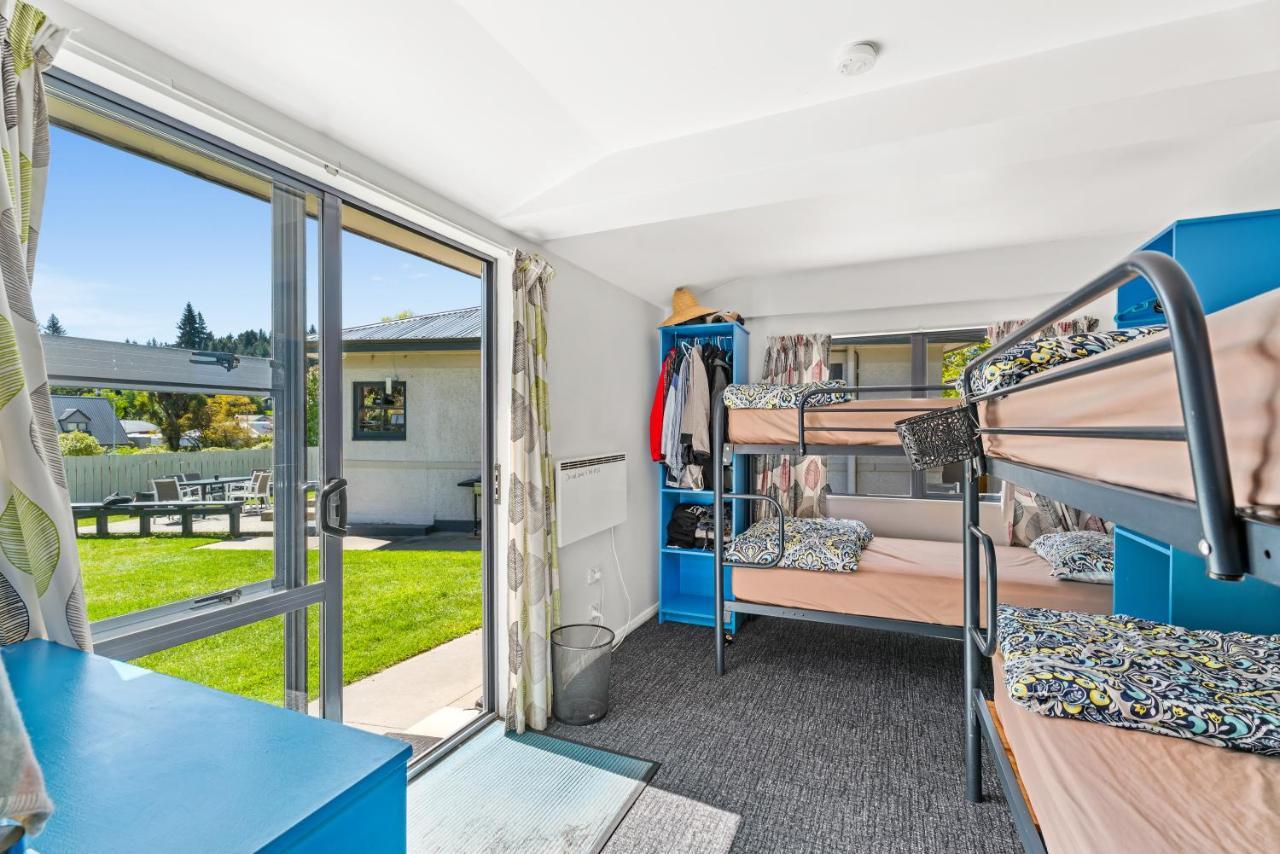 Mountain View Backpackers Hostel Wanaka Bagian luar foto
