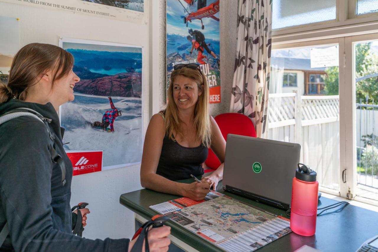 Mountain View Backpackers Hostel Wanaka Bagian luar foto
